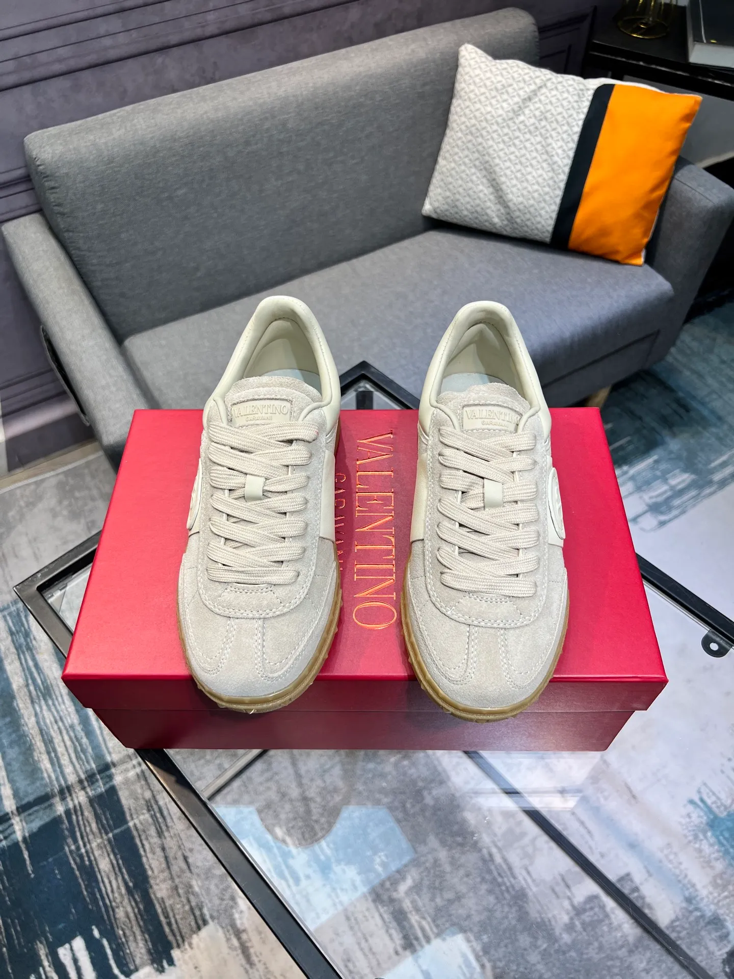 Men's shoes 💰620 👉🌹🌹VALENTINO counter synchronized new low-top casual sports shoes 👍Professional and high-end, perfect replica, first-class quality! 👍All made of original 1:1 materials, exclusive mold opening! 👍High mercerized cowhide fabric 👍TPU outsole, comfortable and wear-resistant, brand injection insole, 👍Full set of high-end counter packaging 👍All details are customized with 1:1 mold, striving for perfection! 👍Couple style female 35-41, male 38-46 (female 41, male 45 46 customized)